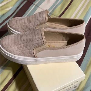 Women’s Slip On Sneakers. EUC!
